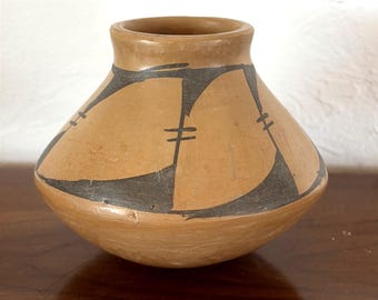 Vintage Mata Ortiz Mexican Clay Art Pottery Mexico Pot 4" signed
