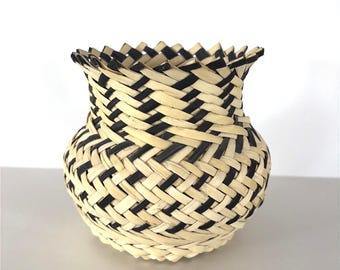 Vintage 2 tone Tarahumara Basket Handmade Mexico 5.5x6" Round