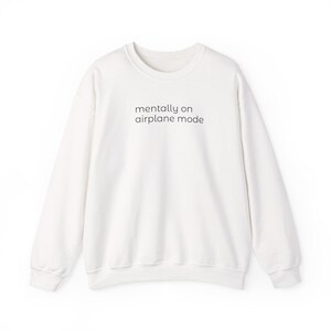 Sudadera con estampado "mentalmente en modo avión" / cuello redondo con texto minimalista, humor acogedor para introvertidos. imagen 2