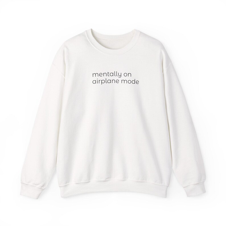 Sudadera con estampado "mentalmente en modo avión" / cuello redondo con texto minimalista, humor acogedor para introvertidos. imagen 2