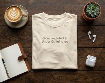Camiseta "Sobreestimulado y con poca cafeína" / Camiseta con texto minimalista, humor para introvertidos