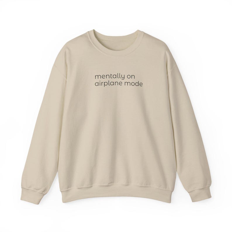Sudadera con estampado "mentalmente en modo avión" / cuello redondo con texto minimalista, humor acogedor para introvertidos. imagen 3