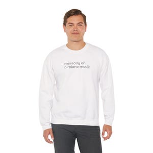 Sudadera con estampado "mentalmente en modo avión" / cuello redondo con texto minimalista, humor acogedor para introvertidos. imagen 6