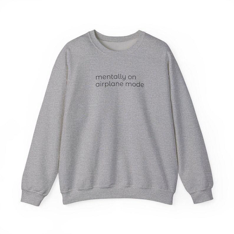 Sudadera con estampado "mentalmente en modo avión" / cuello redondo con texto minimalista, humor acogedor para introvertidos. imagen 4