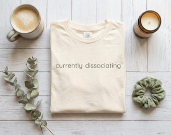 Camiseta con el mensaje "Actualmente disociado" / Camiseta minimalista relacionada con la salud mental.