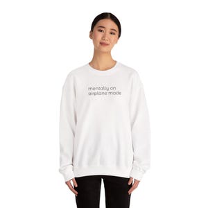 Sudadera con estampado "mentalmente en modo avión" / cuello redondo con texto minimalista, humor acogedor para introvertidos. imagen 5