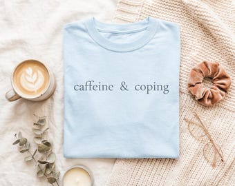 Camiseta "Cafeína y cómo afrontarlo" / Camiseta minimalista sobre salud mental / Camiseta cómoda para introvertidos