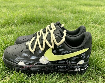 Zapatillas personalizadas pintadas a mano con margaritas negras, zapatillas deportivas con estética floral, calzado único con diseño de nubes, zapatillas personalizadas estilo Air Force 1.