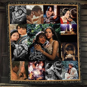 Puede incluir: Una manta acolchada con un collage de escenas de la película Romeo y Julieta, con el texto Romeo & Juliet en letra blanca en el centro. La manta tiene un borde negro con un patrón floral dorado y una textura de costuras en forma de diamante.