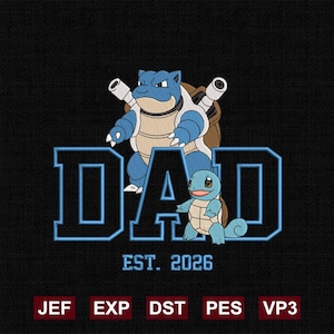 Puede incluir: Diseño bordado en negro con dos criaturas de dibujos animados parecidas a tortugas, una grande y otra pequeña, encima de la palabra "DAD" en azul. Debajo de la palabra "DAD" está el texto "EST. 2026". El diseño está sobre un fondo negro.
