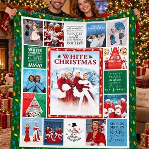 Könnte beinhalten: Eine rechteckige Fleecedecke mit einer Collage aus Szenen und Texten des Films White Christmas. Das Design umfasst einen grünen Rand mit bunten Weihnachtslichtern, mehrere Filmszenen und Zitate wie I'm Dreaming of a White Christmas.
