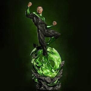Może przedstawiać: Posąg Green Lantern w dynamicznej pozie, z czarno-zielonym kostiumem z świecącymi zielonymi akcentami. Postać stoi na stylizowanej zielonej konstrukcji energetycznej na skalistej podstawie, na ciemnozielonym tle.