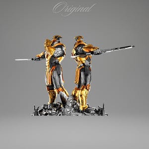 Op de afbeelding: Twee beelden van een personage in gouden en zwarte bepantsering, met een zwaard. De beelden staan op een voetstuk van schedels en puin. Het woord "Original" staat in cursief bovenaan de afbeelding.