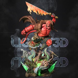 Op de afbeelding: Een rode Hellboy-beeldje met een vlammend zwaard, cape en hoorns, dynamisch geposeerd boven een gedetailleerde basis met een begraafplaats en tentakels. Het beeldje is gelabeld met de tekst "LIQUID 3D".