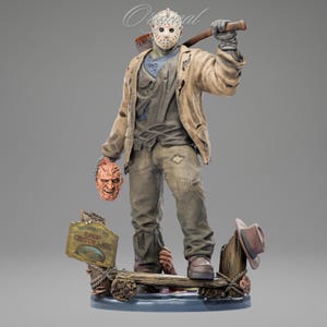 Może przedstawiać: Szczegółowa figurka Jasona Voorheesa z serii filmów Piątek 13-go. Figurka ma na sobie maskę hokejową, podarte ubrania i trzyma maczetę oraz maskę Freddy'ego Kruegera. Dołączony jest również znak z napisem "Camp Crystal Lake".