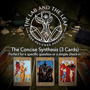 Op de afbeelding: Drie tarotkaarten uit de set "The Concise Synthesis" met kleurrijke illustraties. De kaarten dragen de titels "Temperance", "The Chariot" en "The Lovers". De afbeelding bevat ook de tekst "The Lab and The Leaf" en "Peer-Reviewed Prophecy".