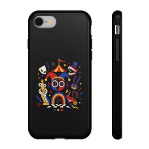 Puede incluir: Funda de teléfono negra con un diseño caprichoso y colorido. La obra de arte incluye la cara de un bufón, un arcoíris, una pieza de ajedrez y otros elementos lúdicos. La funda está diseñada para un smartphone.