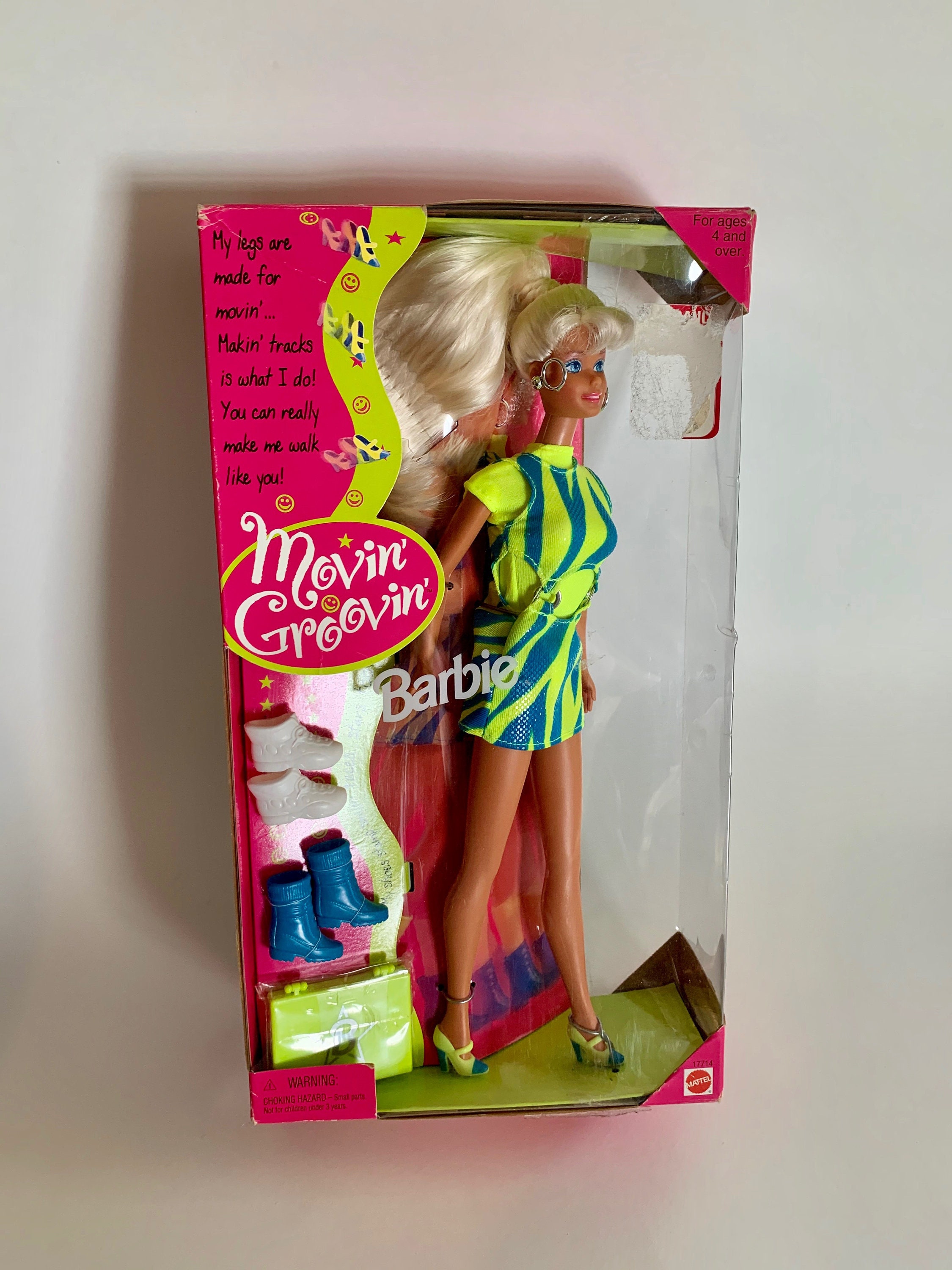 Boneca Barbie Fashion & Beauty com Roupa de Banho Azul - Mattel