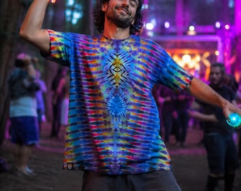 Handgjord tie dye-skjorta – Unik i sitt slag, tillverkad i USA