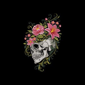 Peut inclure: Illustration détaillée d'un crâne orné de fleurs roses et rouges et de feuillage vert sur fond noir. Le crâne est rendu en nuances de gris, avec des détails complexes. Les fleurs comprennent des lys et des pivoines.