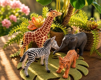 Animali della savana in miniatura, set di piccole figure, tappeto in feltro con foglie di Monstera, accessori per casa delle bambole in scala 1:12