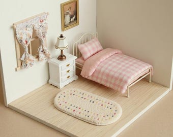 Set da camera da letto vintage bianco da sogno per casa delle bambole in scala 1:12 - Letto in ferro, tende floreali e mini decorazioni accoglienti (6 pezzi)