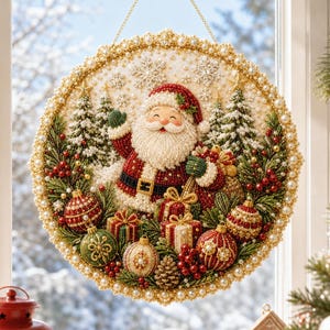 Könnte beinhalten: Ein runder Weihnachts-Wandschmuck mit der Aufschrift Style 4, der einen Weihnachtsmann aus Perlen zeigt, umgeben von Tannenbäumen, roten und grünen Ornamenten sowie Geschenken. Der Rand ist mit Goldperlen verziert und an einer Goldkette aufgehängt.