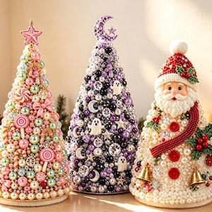 Puede incluir: Tres adornos decorativos en forma de cono. El de la izquierda está cubierto de cuentas pastel, dulces y una estrella rosa. El central presenta cuentas moradas y negras, dijes de luna y figuras de fantasmas. El derecho es un Santa con perlas blancas.