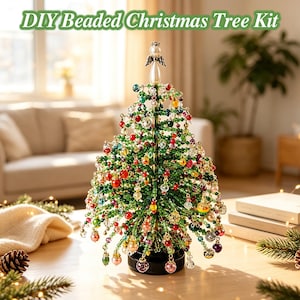 Pode incluir: Um kit de árvore de Natal de contas DIY com uma árvore em miniatura feita de ramos de arame verde adornados com contas de vidro multicoloridas e pequenos ornamentos pendurados, rematada por um anjo branco numa base preta.