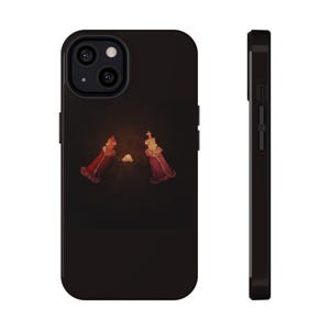Peut inclure: Coque de téléphone noire avec un motif de deux pièces d'échecs, un fou rouge et une reine rose, avec une petite pièce blanche entre les deux. L'étui a une finition brillante et une découpe pour l'appareil photo.