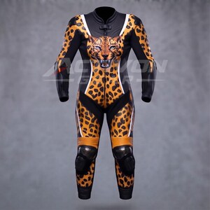 Puede incluir: Un traje de carreras de moto de una pieza con un llamativo estampado de leopardo en el pecho y las piernas, acentuado por paneles negros sólidos en los brazos y los costados. El traje incluye una cremallera central, ribetes blancos y rodilleras.