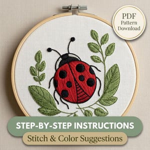 Pode incluir: Um bastidor de bordado contendo tecido branco com uma joaninha vermelha bordada, com pontos pretos e antenas, cercada por folhas verdes. A imagem inclui o texto PDF Pattern Download, STEP-BY-STEP INSTRUCTIONS e Stitch & Color Suggestions.