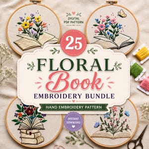 Op de afbeelding: Een digitaal PDF-borduurpatroonpakket met 25 bloemrijke boekontwerpen. Vier ronde houten borduurringen tonen geborduurde illustraties van open boeken met kleurrijke bloemen en vlinders. Bevat de tekst: 25 FLORAL Book EMBROIDERY BUNDLE.