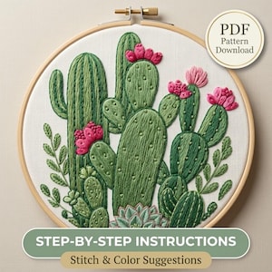 Op de afbeelding: Een ronde houten borduurring met een stoffen paneel voorzien van een handgeborduurd cactustuinontwerp. Het borduurwerk toont diverse groene cactussen met felroze bloemen en een vetplant. Inclusief een PDF Pattern Download label.