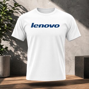 Op de afbeelding: Een wit t-shirt met korte mouwen en het woord lenovo in een donkerblauw, kleingeschreven, schreefloos lettertype in het midden van de borst. Het kledingstuk heeft een klassieke ronde hals en een rechte zoom, wat zorgt voor een strak ontwerp.