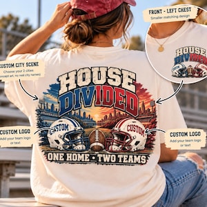 Può includere: Una t-shirt color bianco sporco con una grafica sul retro che riporta il testo HOUSE DIVIDED e ONE HOME TWO TEAMS. Il design include due caschi da football, un pallone e uno skyline cittadino. Un motivo più piccolo è presente sul petto.