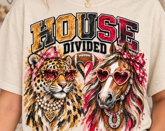 T-shirt personnalisé « Maison divisée », T-shirt de football américain personnalisé pour deux équipes, T-shirt girly pour les jours de match, T-shirt « Rivalité familiale », Cadeau pour maman fan de foot