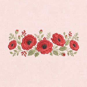 Könnte beinhalten: Ein Stickmuster mit einer horizontalen Anordnung leuchtend roter Mohnblumen mit dunklen Mitten, umgeben von hellgrünen Blättern, Stängeln und kleinen roten Beeren, alles auf einem einfarbigen, hellrosa strukturierten Stoffhintergrund.
