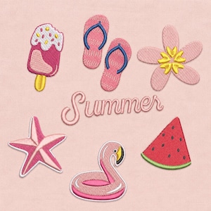 Peut inclure: Un tissu rose clair orné de motifs brodés sur le thème de l'été, incluant une glace, une paire de tongs, une fleur rose, une étoile de mer, une bouée flamant rose et une tranche de pastèque, avec le mot Summer écrit en lettres cursives.