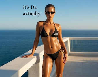 È il bikini Dr. Actually – Costume da bagno nero minimalista, regalo per dottorandi, estate per ragazze intelligenti, umorismo accademico, colore del laccetto personalizzabile