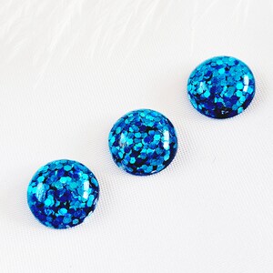 Cabochon en résine bleue, Pierres bleu vif à coller, Intérieur du cabochon bleu pailleté, Forme ronde, Taille 12 mm, Lot de 6 pcs pour la fabrication de bijoux image 2