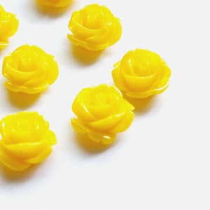Rosen Cabochons, Gelbe Blumen Cabochons, Florale gelbe Cabochons, Flache Rückseite Rosen, Harz Blumen zur Schmuckherstellung, Perlen zum Kleben, 5 Stk