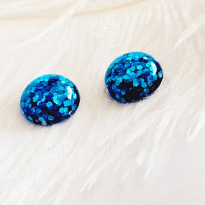 Cabochon en résine bleue, Pierres bleu vif à coller, Intérieur du cabochon bleu pailleté, Forme ronde, Taille 12 mm, Lot de 6 pcs pour la fabrication de bijoux image 4