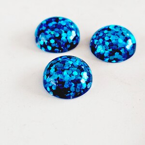 Cabochon en résine bleue, Pierres bleu vif à coller, Intérieur du cabochon bleu pailleté, Forme ronde, Taille 12 mm, Lot de 6 pcs pour la fabrication de bijoux image 6