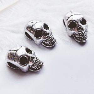 Cuenta de calavera de metal plateado antiguo: joyería gótica (21 x 12 x 9,5 mm), 1 unidad