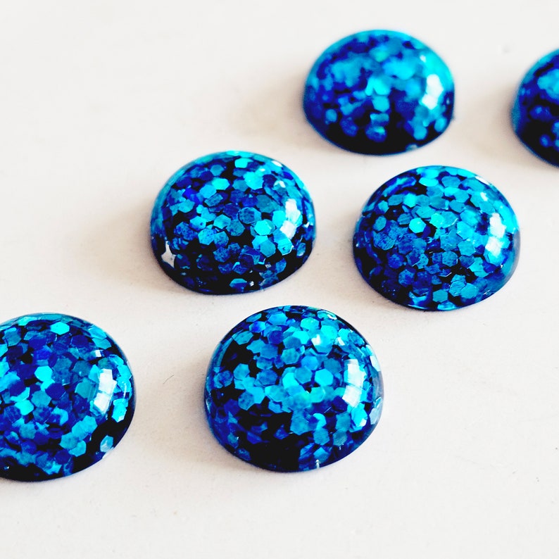 Cabochon en résine bleue, Pierres bleu vif à coller, Intérieur du cabochon bleu pailleté, Forme ronde, Taille 12 mm, Lot de 6 pcs pour la fabrication de bijoux image 1