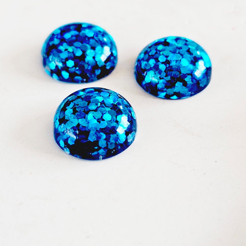 Cabochon en résine bleue, Pierres bleu vif à coller, Intérieur du cabochon bleu pailleté, Forme ronde, Taille 12 mm, Lot de 6 pcs pour la fabrication de bijoux image 5