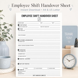 以下が含まれることがあります： 黒いテキストと線が印刷された白いEmployee Shift Handover Sheet。このフォームには、スタッフの詳細、タスク、顧客メモ、業務、レジのメモ、次のシフトの優先順位を記入するセクションがあり、緊急ステータス用のチェックボックスも含まれています。