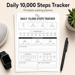 Könnte beinhalten: Ein weißes, ausdruckbares Daily 10,000 Steps Tracker Planerblatt mit schwarzem Text und Symbolen. Es enthält Abschnitte für Datum, Distanz, Gehzeit, Schritt-Meilensteine, Wasseraufnahme, Energie, Stimmung, tägliche Erfolge und Fokus.