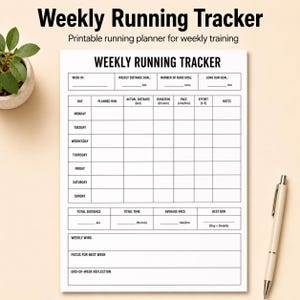 Könnte beinhalten: Ein weißes Blatt Papier mit der Überschrift Weekly Running Tracker, schwarzem Text und Rasterlinien. Es enthält Abschnitte für wöchentliche Distanz, Laufziele, tägliche Protokolle für geplante Läufe, Dauer, Tempo, Anstrengung und Notizen.